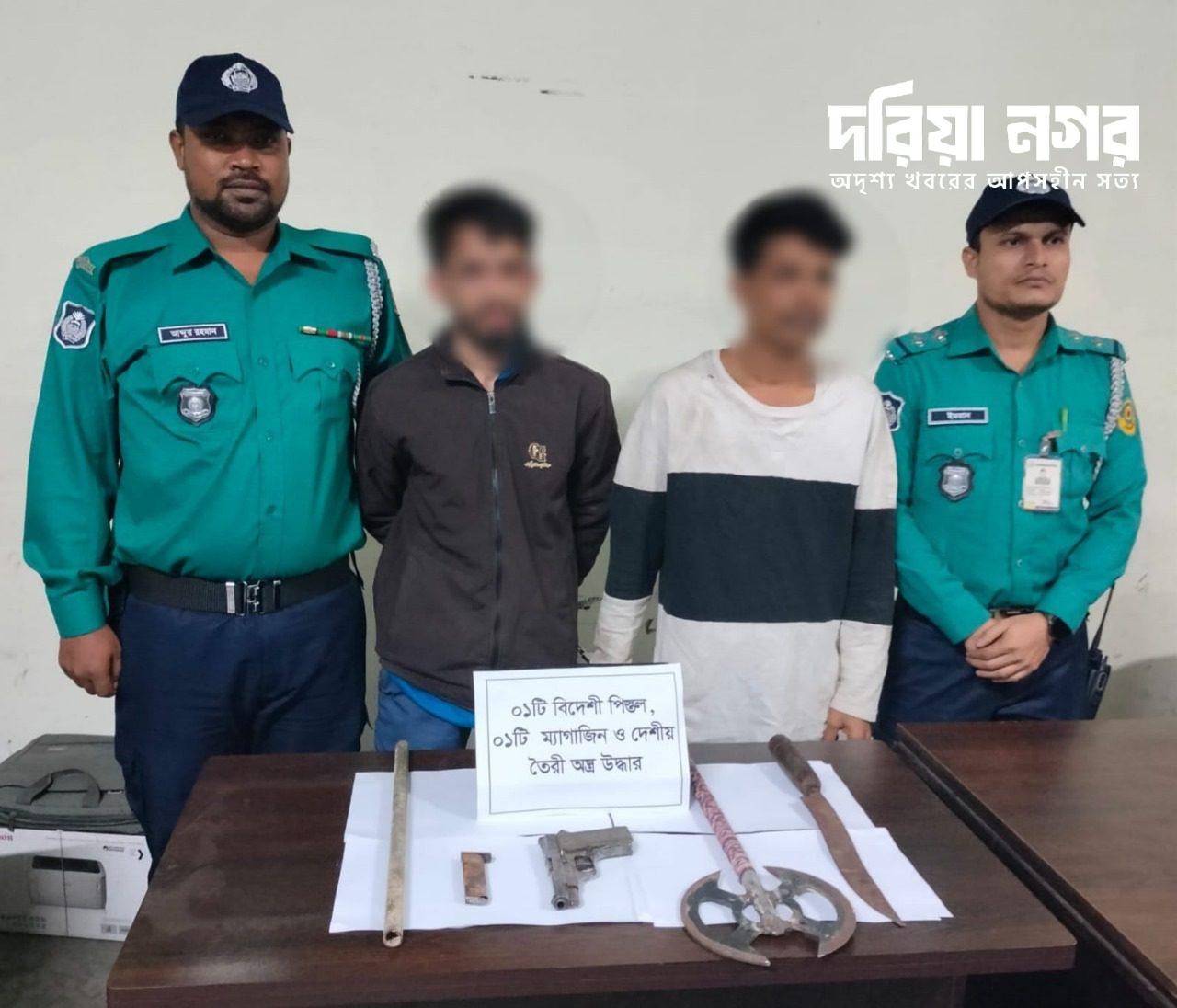 Two were arrested with foreign pistols and sharp weapons