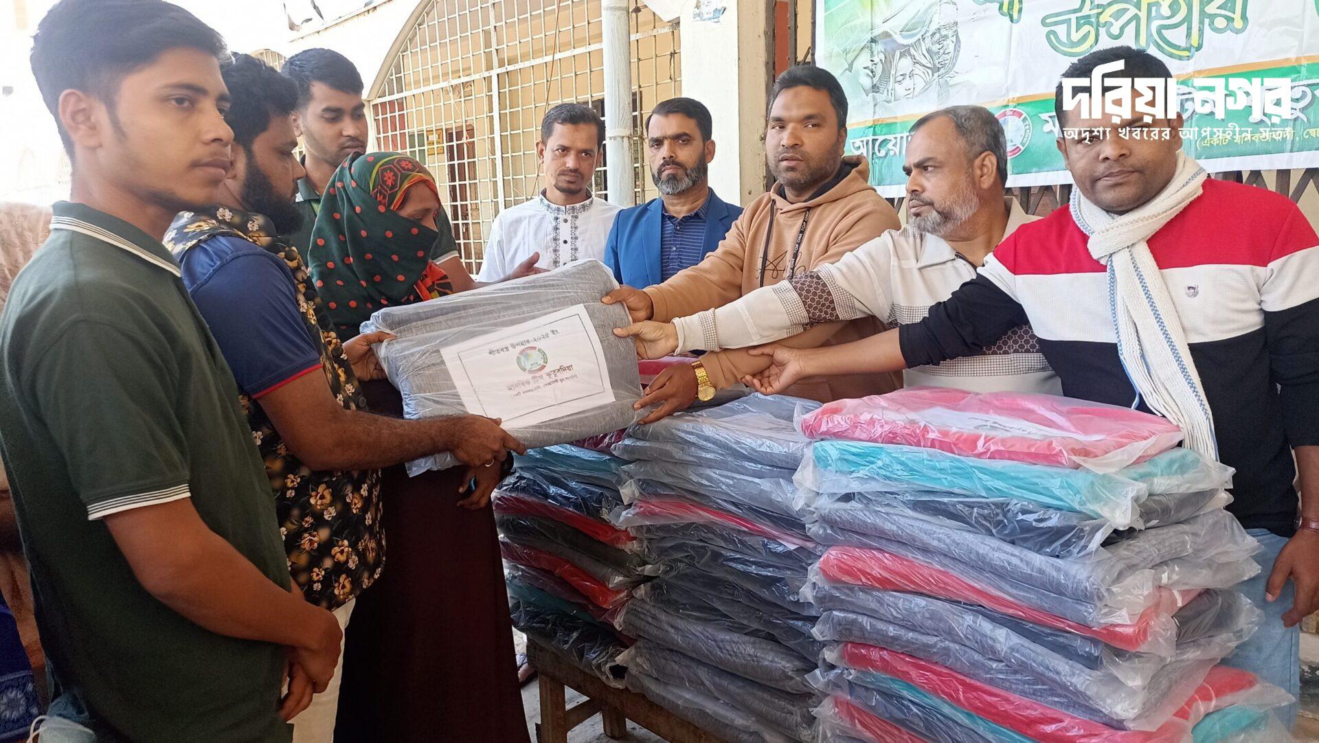 Distribution of winter clothes by humanitarian team Qutubdia