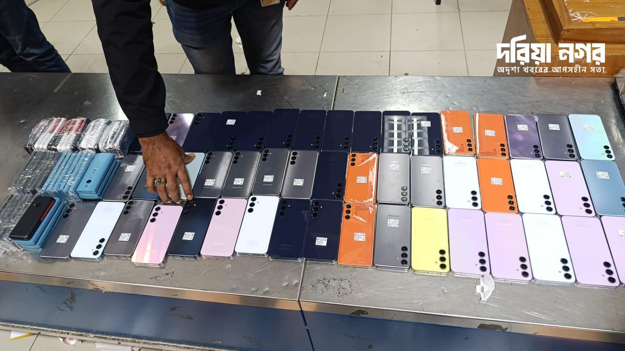 "18 lakh 30 thousand taka worth mobile phones recovered from an abandoned trolley at Shah Amanat International Airport in Chittagong."