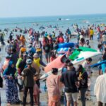 বিজয় দিবসে কক্সবাজার সৈকতে পর্যটকদের উচ্ছ্বাস