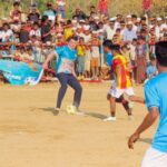 রোহিঙ্গা কিশোরদের সঙ্গে ফুটবল খেললেন মেসুত ওজিল