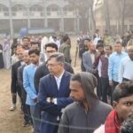 জনতার লাইনে দাঁড়িয়ে ভোট দিলেন সালাহউদ্দিন