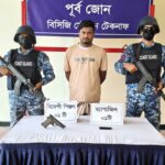 টেকনাফে বিদেশি পিস্তলসহ মানবপাচারকারী আটক 